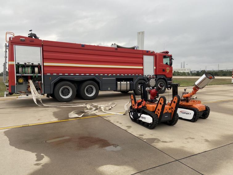 1694398604870156.jpg 5.RXR-MC80BGD 防爆消防滅火偵察機器人2021.9延慶東奧空天地立體聯(lián)動保障演練1(1).jpg